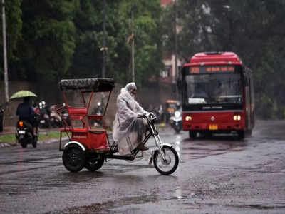 दिल्ली-NCR में लगातार दूसरे दिन बारिश के साथ हुई सुबह, लोगों को मिली गर्मी से राहत 