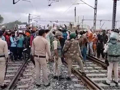Agnipath Protest In Indore : इंदौर में अग्निपथ पर दूसरे दिन भी उपद्रव, स्टेशन पर पथराव, कई पुलिसकर्मी घायल, आंसू गैस के गोले दागे 