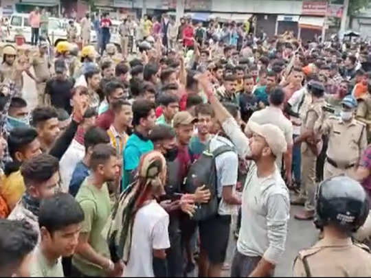 Uttarakhand Agneepath Protest: हल्‍द्वानी में प्रदर्शनकारियों ने लगाया जाम, पुलिस ने किया लाठीजार्च, कई हिरासत में 