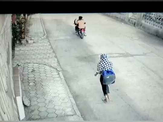 Indore Crime News : राह चलती युवती से मोबाइल छीनकर फरार हुए बाइक सवार बदमाश, वारदात सीसीटीवी में कैद 