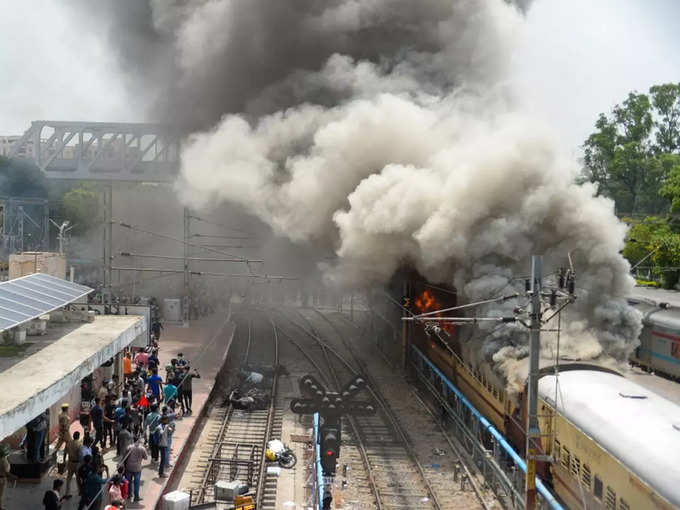 तेलंगाना : सिकंदराबाद रेलवे स्टेशन ट्रेन के पार्सल कोच में आग