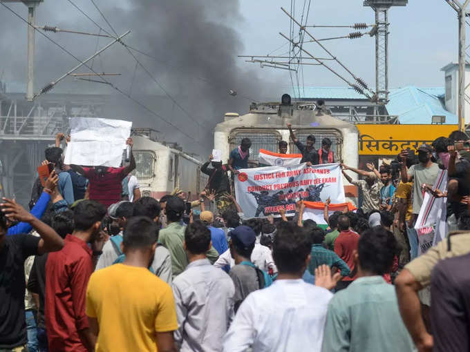 सिकंदराबाद स्टेशन पर बवाल के बाद दहशत में आए यात्री