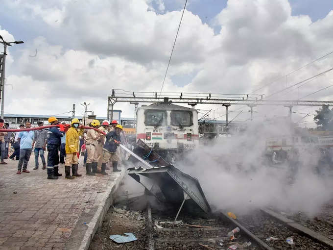 ट्रेन के साथ-साथ रेलवे ट्रैक पर भी आगजनी