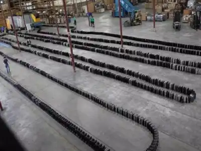 2910 ലാപ്‌ടോപ്പുകള്‍ ഒരേ ദിശയിലേക്ക് വീഴ്ത്തി ഗിന്നസ് റെക്കോര്‍ഡ്; വൈറലായി വീഡിയോ