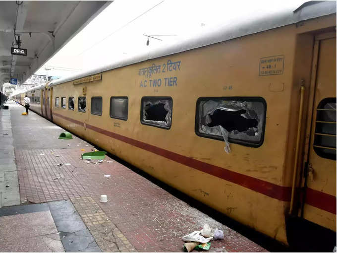 सिकंदराबाद रेलवे स्टेशन पर ट्रेन के ड‍िब्‍बों में तोड़फोड़