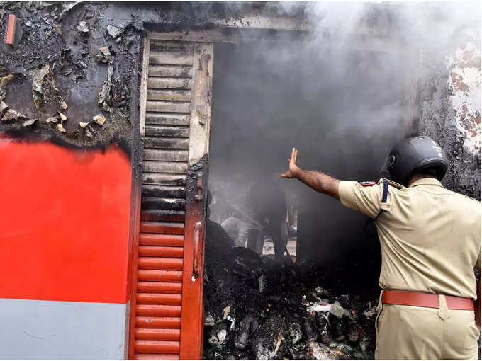 सिकंदराबाद रेलवे स्टेशन पर ट्रेन में लगाई आग