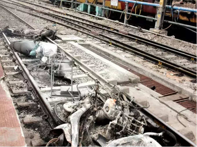 अग्निपथ भर्ती योजना के विरोध में रेलवे ट्रैक पर वाहनों में लगाई आग