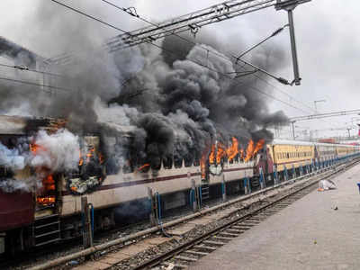 अग्निपथ की आग में खाक हुए 60 बोगी और 10 रेलवे इंजन, बिहार में उपद्रवियों ने रेलवे को पहुंचाया सबसे ज्यादा नुकसान 