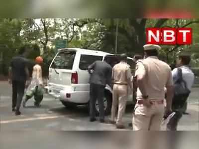 Video: कांग्रेस कार्यकर्ता को पकड़े ले जा रही थी पुलिस, प्रियंका ने कार में बैठाया और लेकर निकल गईं 