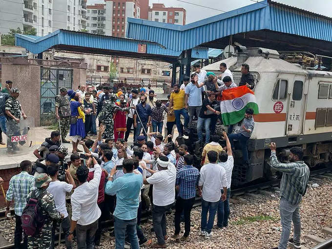 दिल्‍ली में कांग्रेसियों ने रोकी ट्रेन