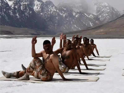 ITBP Jawan Yoga in Ladakh: माइनस में तापमान, नंगे बदन, 17 हजार फीट की ऊंचाई पर ITBP के हिमवीरों का योग देखिए 