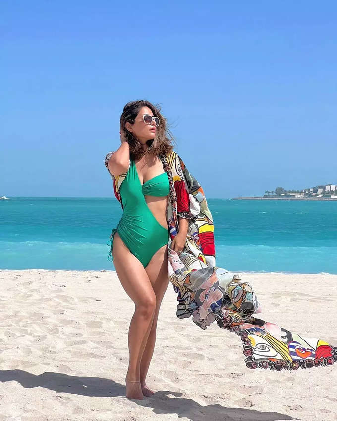 Hina khan (realhinakhan): In Green Monokini, Hina khan flaunts her curvey  figure on sands - Navbharat Times Photogallery