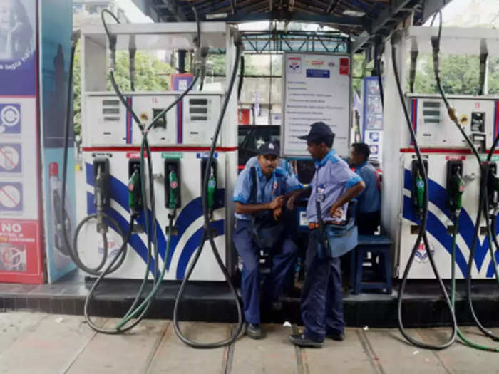 petrol pump : काही राज्यात इंधन टंचाई