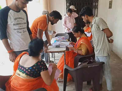 Azamgarh Voting: हुआ बवाल तो बदलवा दिए गए चुनाव अधिकारी के भगवा कपड़े 