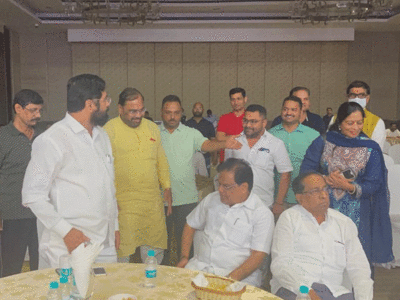 Maharashtra Politics : 2 तो कभी 4.. शिवसेना के घट रहे विधायक, गुवाहाटी में शिंदे का कुनबा हो रहा गुलजार, देखें तस्वीरें 