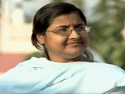 Agra News: पूर्व IPS अधिकारी अमिताभ ठाकुर की पत्नी नूतन का ड्राइविंग लाइसेंस मिला फर्जी, जानिए क्याा बोलीं? 
