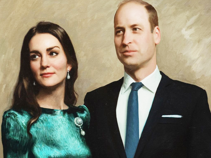 kate middleton looks beautiful in green dress and queen elizabeth.jewellery with prince william in official portrait