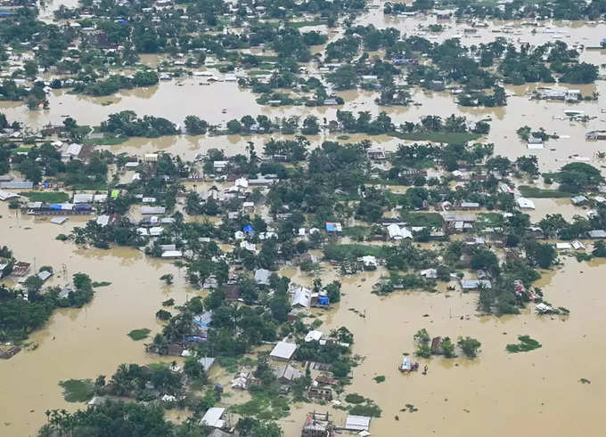 असम में बाढ़ से कई इलाके बने टापू