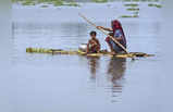 Flood in Assam : बाढ़ का तांडव, भरपेट खाने खाने को तरसे लोग तो बिलख रहे दुधमुहे, नर्क बनी जिंदगी, हिला देंगी असम, मेघालय की ये तस्वीरें