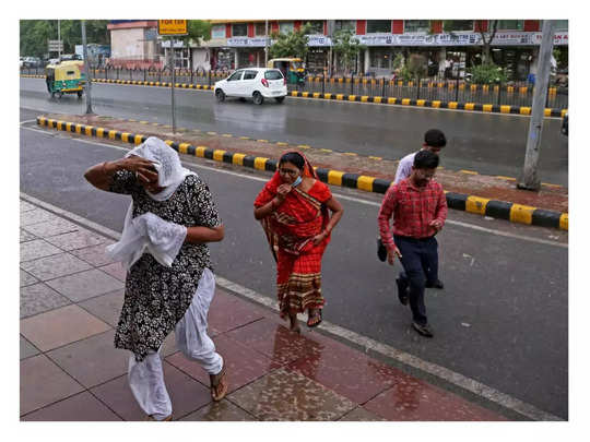 Monsson in Delhi : दिल्लीवालों का इंतजार हो रहा खत्म, 26 जून से छाएंगे बादल, 27- 29 तक होगी बारिश और गिरेगा तापमान 