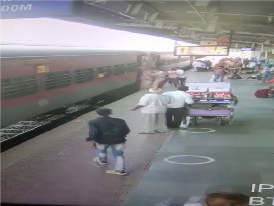 चलती ट्रेन से उतर रही बुजुर्ग महिला अचानक गिरी, तो देवदूत बने RPF के 2 जवान, जाबांजी का वीडियो हुआ वायरल 