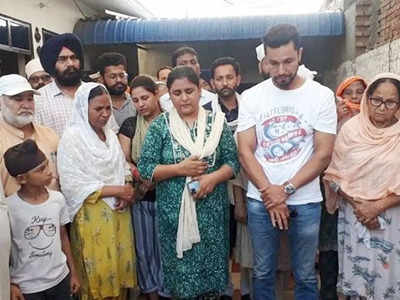 Randeep Hooda ने पाक जेल में शहीद हुए सरबजीत की बहन दलबीर कौर की अर्थी को दिया कंधा, निभाया 5 साल पुराना वादा 