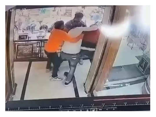 Indore News : सराफा में आपस में भिड़े दो व्‍यापारी, दुकान के अंदर एक-दूसरे पर बरसाए लात-घूंसे, वीडियो वायरल 