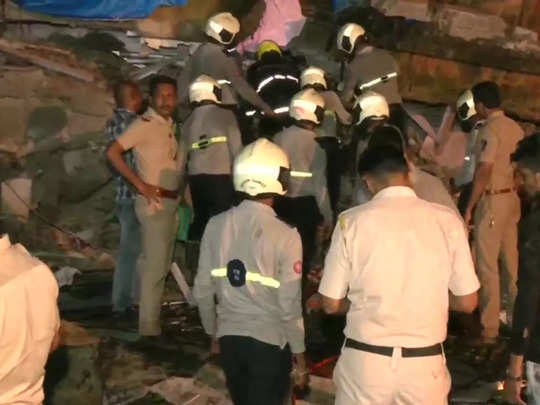 Mumbai building collaps: मुंबई में 4 मंजिला बिल्डिंग गिरी, 20-25 लोग दबे, रेस्क्यू अभियान जारी 