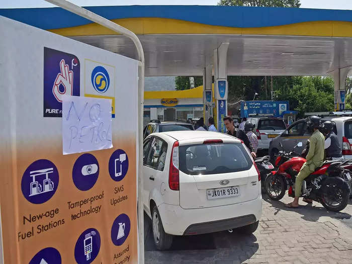 Srinagar, Jun 16 (ANI)_ A sign is put up displaying &#39;No Petrol&#39; at a petrol pump....