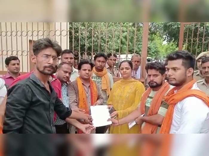 Bulanshahr News: उदयपुर की घटना पर बजरंग दल और हिंदू संगठन का प्रदर्शन, एडीएम को सौंपा ज्ञापन