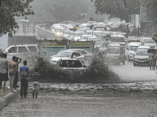 Delhi-NCR Rains LIVE: झमाझम बारिश से ट्रैफिक पर आफत! कहां रास्‍ता बंद, कहां खुला... हर अपडेट 