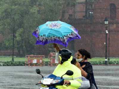 Delhi Rain: मॉनसून का ओपनिंग शो रहा धमाकेदार, जमकर भीगी दिल्ली, जगह-जगह भरा पानी 