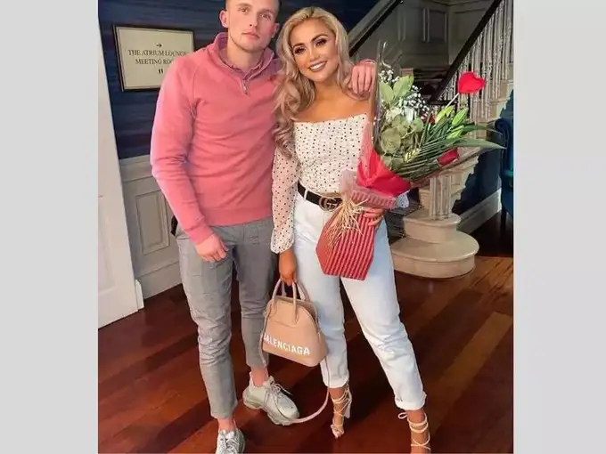 महिला के पैर देखिए...