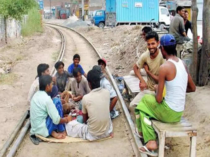 सारी पंचायत यहीं करनी है आज तो...!