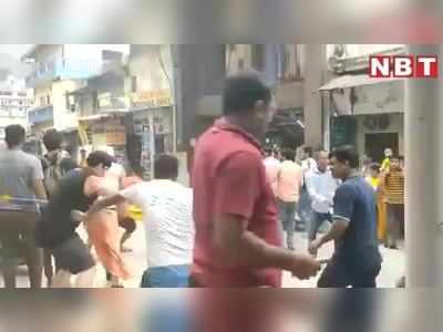 Uttarakhand: ऋषिकेश में पर्यटक और लोकल एक-दूसरे के खून के प्यासे हो गए, पुलिस भी नहीं कर पाई काबू, देखिए वीडियो