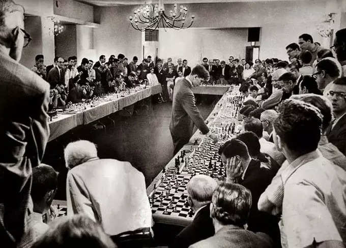 1964లో బాబీ ఫిషర్ (Bobby Fischer) 21 ఏళ్ల వయసులో 50 మందితో ఒకేసారి చెస్ ఆడాడు. 47 గెలిచాడు. 2 డ్రా అవ్వగా.. ఒక్కటి ఓడాడు.