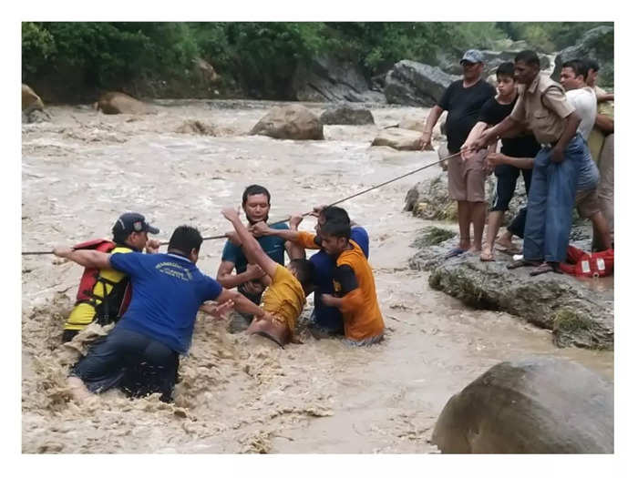 Dehradun News: नदी किनारे पिकनिक मना रहे थे 11 लोग, अचानक आ गया पानी का सैलाव, जानें फिर क्या हुआ