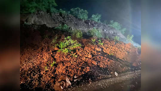 Breaking : परशुराम घाटात दरड कोसळली; मुंबई-गोवा महामार्गावरी वाहतूक विस्कळीत