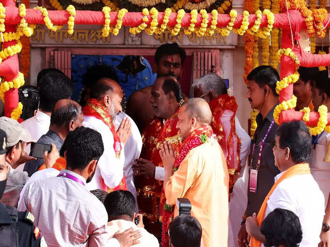 मंदिर पहुंचने पर योगी का हुआ जोरदार स्वागत