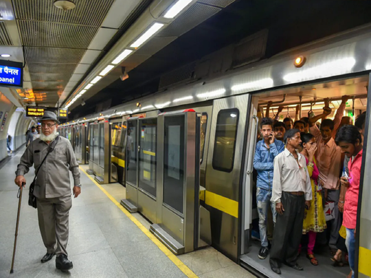 Delhi Metro News : जोर बाग मेट्रो स्टेशन पर ट्रेन के सामने कूदी महिला, येलो लाइन पर मेट्रो सर्विस हुई प्रभावित 