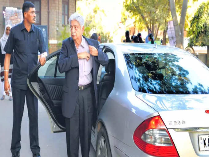 Azim Premji कौन की कार चढ़ते हैं?