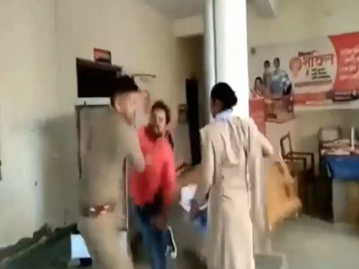 महिला थाने में जमकर हुआ तांडव, युवक ने सिपाही पर बरसाए मुक्के, ये था पूरा मामला Mainpuri Police Station Clash