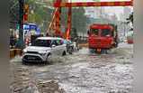 सड़कों पर पानी, रेंगता ट्रैफिक, प्लेटफॉर्म पर भीड़, बारिश से जलमग्न हुई मुंबई, देखें तस्वीरें