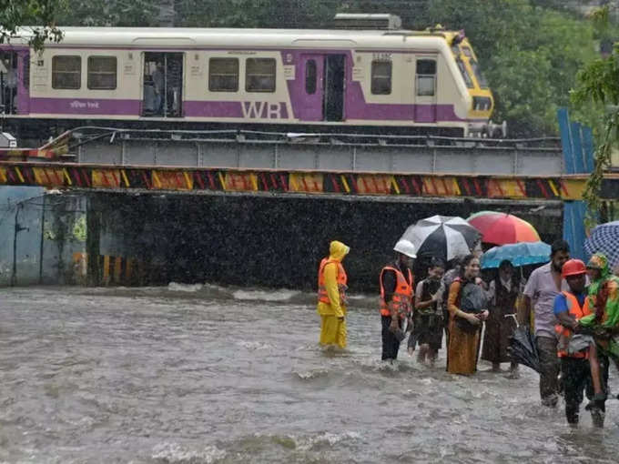 मुंबई सबवे भी पानी से लबालब