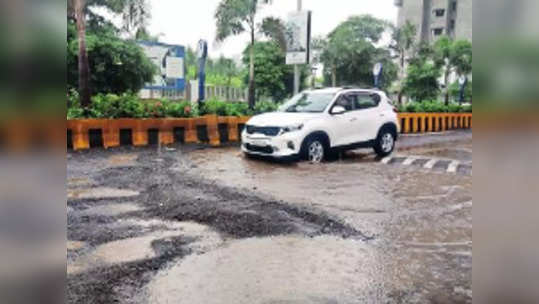 ९० फुटी रस्त्यावर ९० इंचांचा खड्डा!