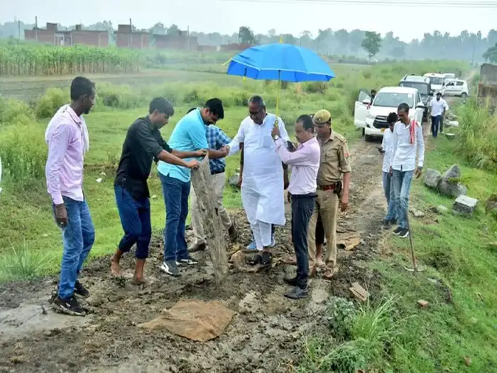 योगी सरकार में मंत्री संजय निषाद का जलवा, पैर में न लगे कीचड़, हर कदम पर बिछाई गईं बोरियां
