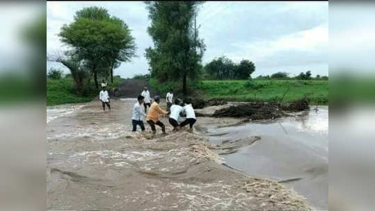 नदीला पूर, पाच गावांचा संपर्क तुटला; नागरिकांचा पुराच्या पाण्यातून जीवघेणा प्रवास, यंत्रणा कधी सुधारणार?