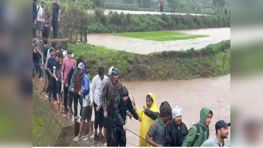 कळसूबाई शिखर उतरताना नदीला पूर, अडकलेल्या पर्यटकांना सोडवण्यासाठी गावकऱ्यांची मदत