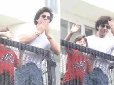 Shahrukh Khan On Eid: ईद पर शाहरुख ने मन्नत की छत से फैंस को दी बधाई, नन्हें अबराम को बालकनी में हाथ हिलाते देख खुशी से दौड़ी भीड़ 
