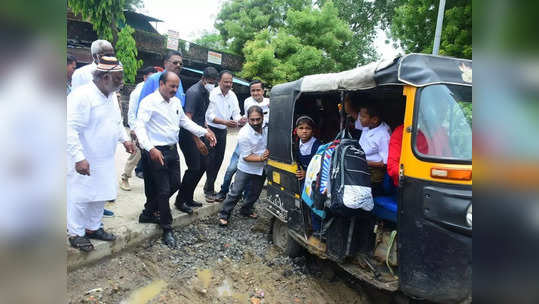 चिखलात अडकली शाळकरी विद्यार्थ्यांची रिक्षा, काँग्रेसच्या माजी मंत्र्याचा 'दे धक्का'